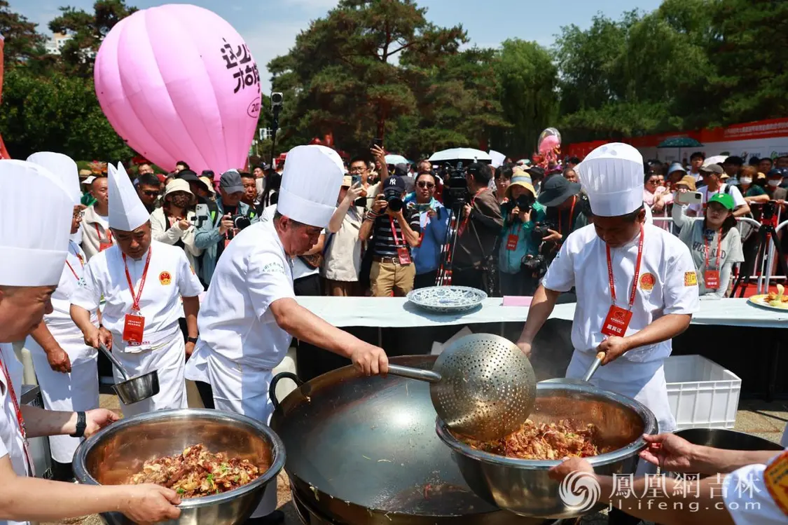 大厨们正在烹饪一份创纪录的锅包肉。