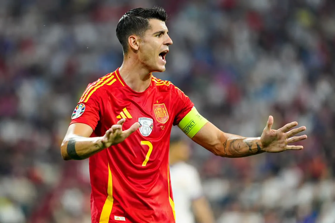 欧洲杯戴上队长袖标的莫拉塔，喧嚣中默默撑起了西班牙