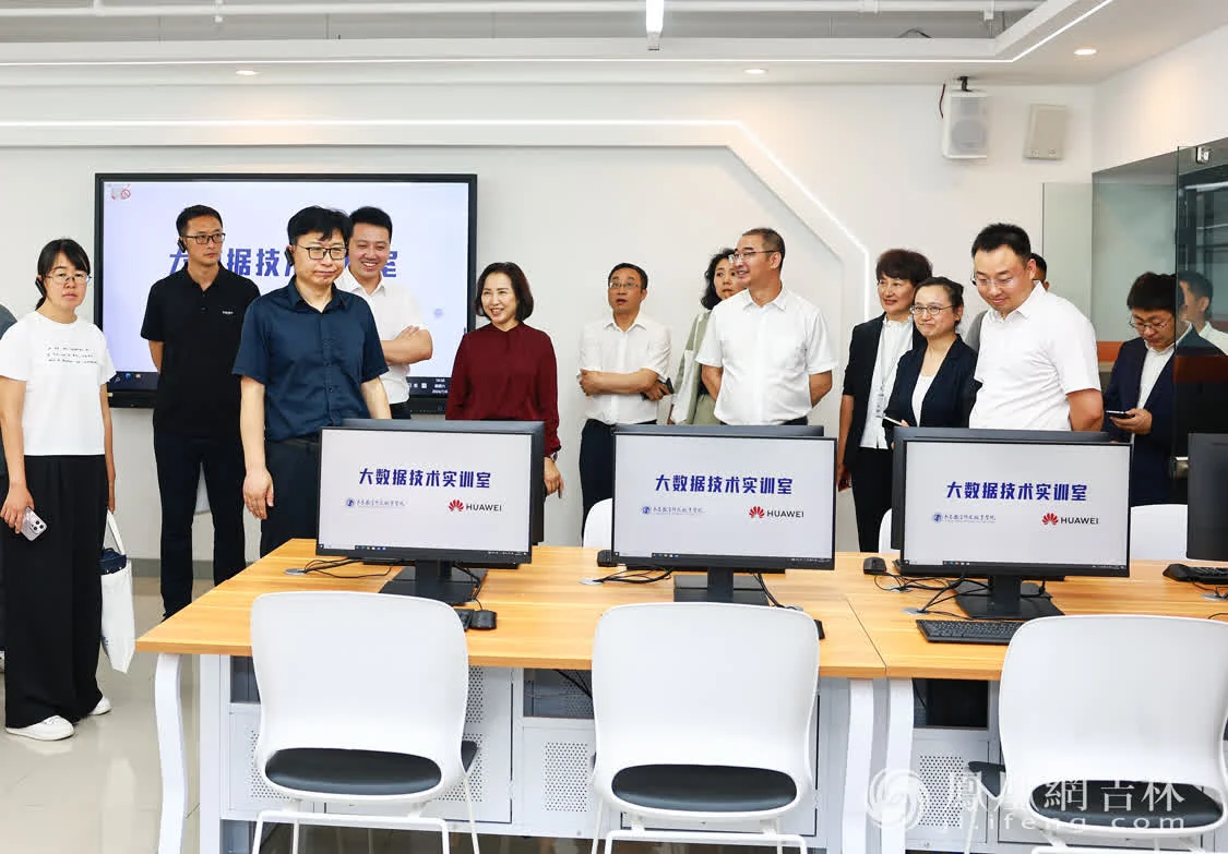 闻姝清校长（左五）陪同嘉宾参观数字智能综合实训中心。