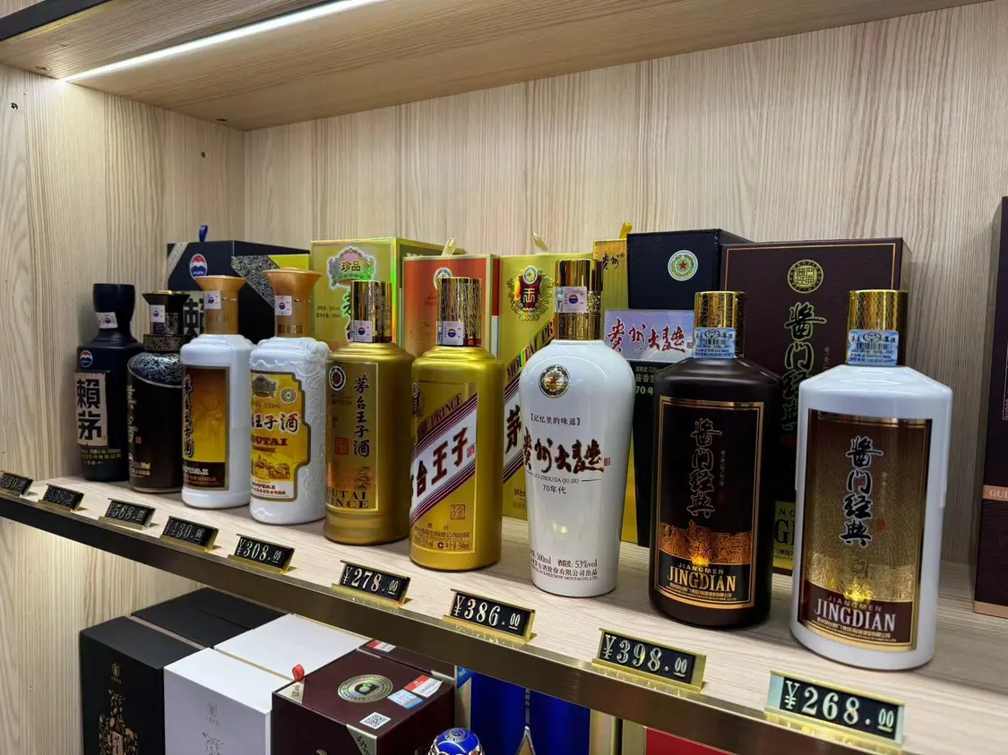 陈斌将茅台系列酒放在门店当眼处。时代财经摄