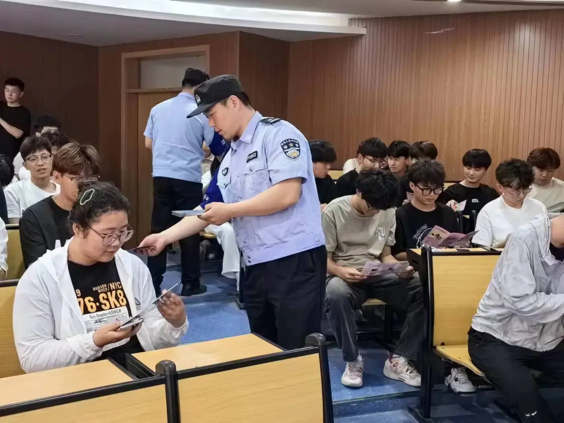 城阳网警：开展打击网络谣言进校园宣传活动