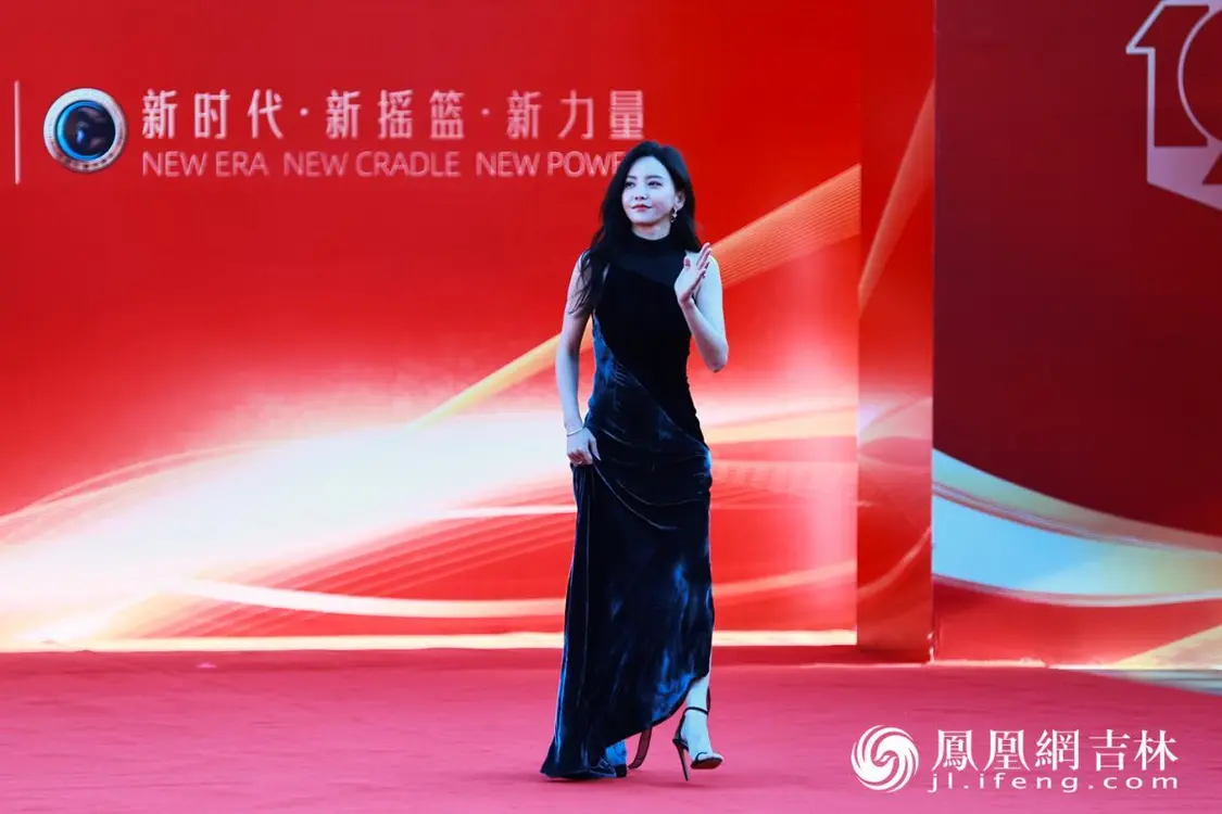 于文文亮相第十九届中国长春电影节开幕式红毯仪式。凤凰网吉林 王振东/摄