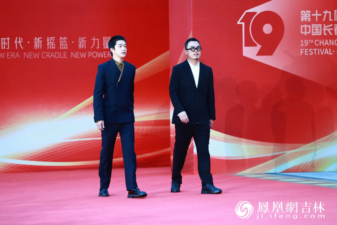 刘江江（右）、屈楚萧（左）在红毯仪式上亮相。