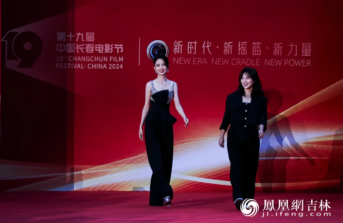 佟丽娅（左）在红毯仪式上亮相。