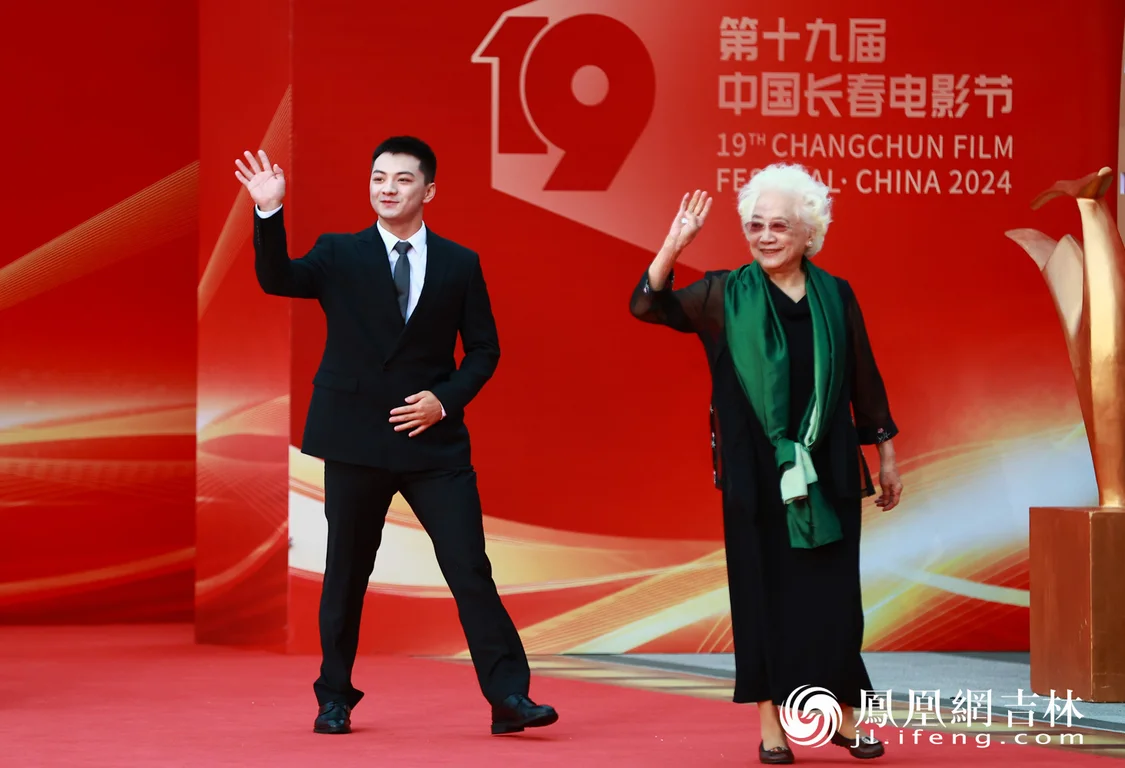 雪饼猴王铁柱（左）在红毯仪式上亮相。