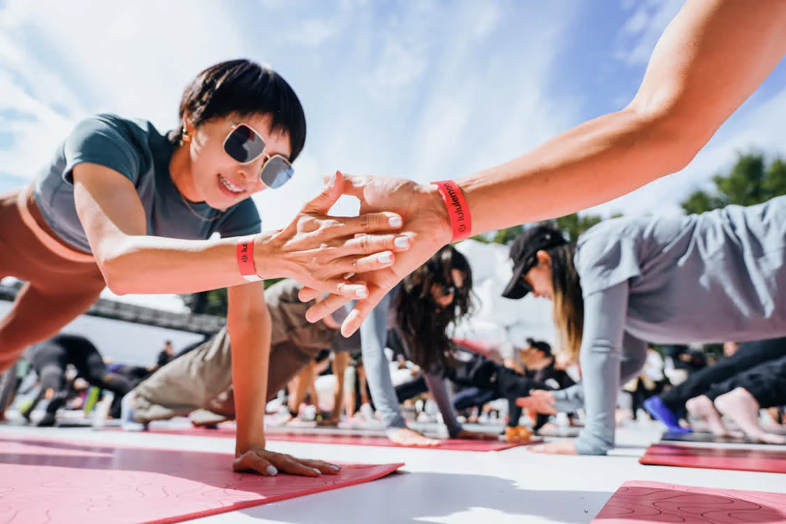 演员韩东君惊喜现身lululemon天猫超级品牌日，演绎冬日型
