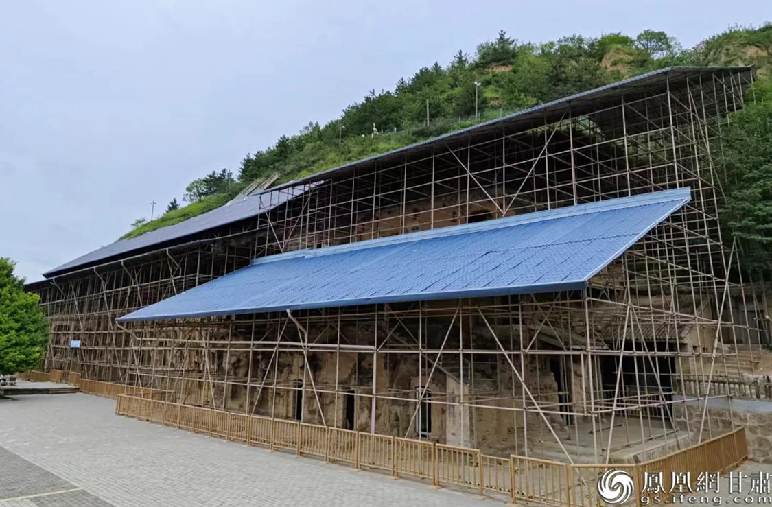 北石窟寺崖面上搭建了保護(hù)棚，防止雨水對(duì)石窟的沖蝕破壞。肖剛　攝