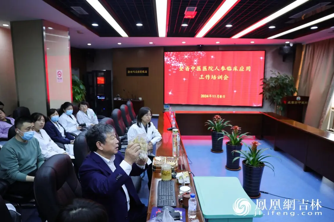 全国名中医赵继福教授授在授课。