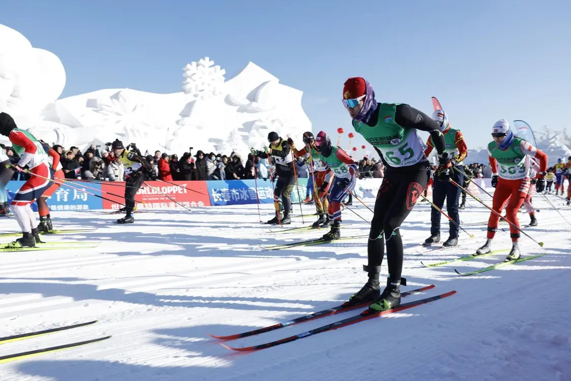 参赛运动员在净月雪世界主雪雕前滑过。凤凰网吉林 王振东/摄