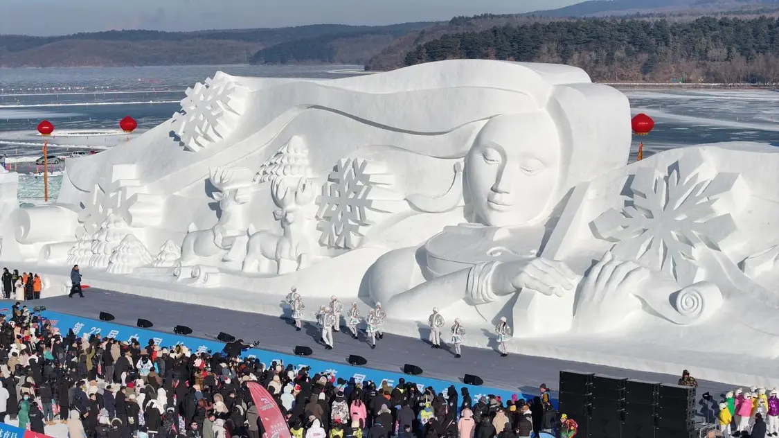 净月雪世界主雪雕“净月飞雪”。官方供图