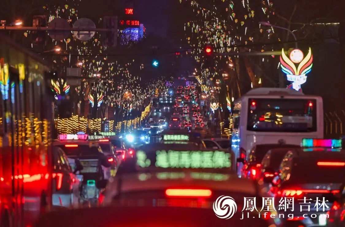 华灯璀璨的长春夜景。凤凰网吉林 王振东/摄