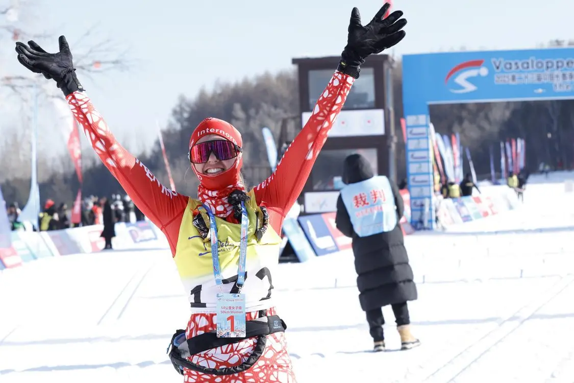 参赛选手享受瓦萨滑雪越野赛。凤凰网吉林 王振东/摄