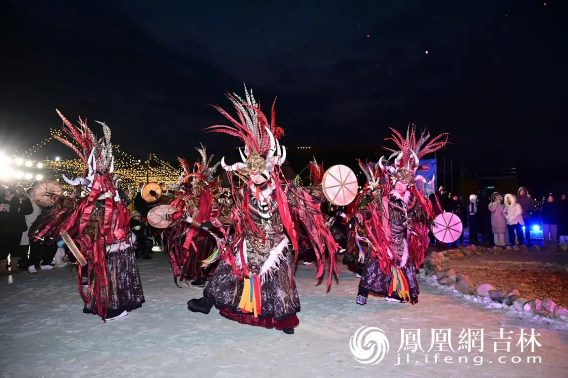 长春冰雪露营季活动启动现场进行的萨满舞表演。凤凰网吉林 王振东/摄