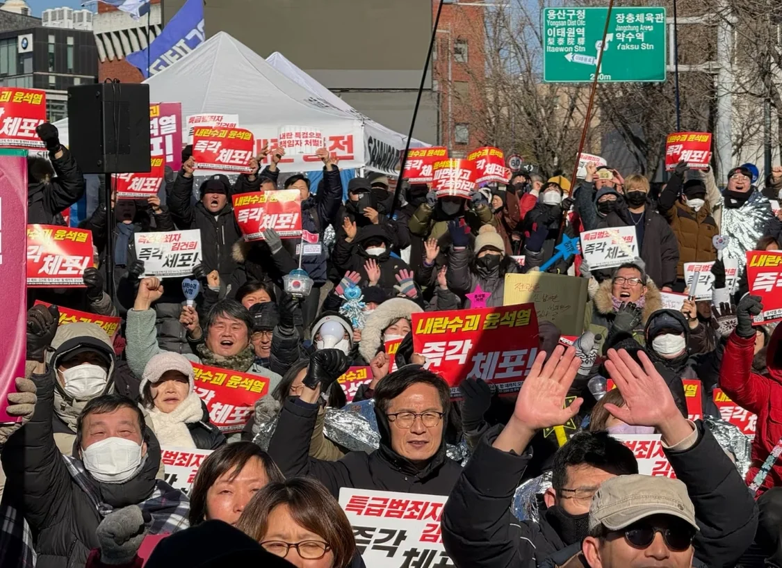 15日上午，總統(tǒng)尹錫悅被捕的消息傳出后，反尹示威者歡呼雀躍/記者 Tae-min Ahn