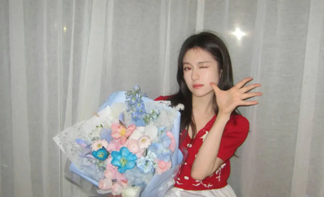 李兰迪对镜wink，俏皮可爱。