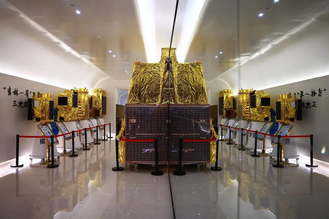 长光卫星公司陈列的历代卫星模型。凤凰网吉林 王振东/摄