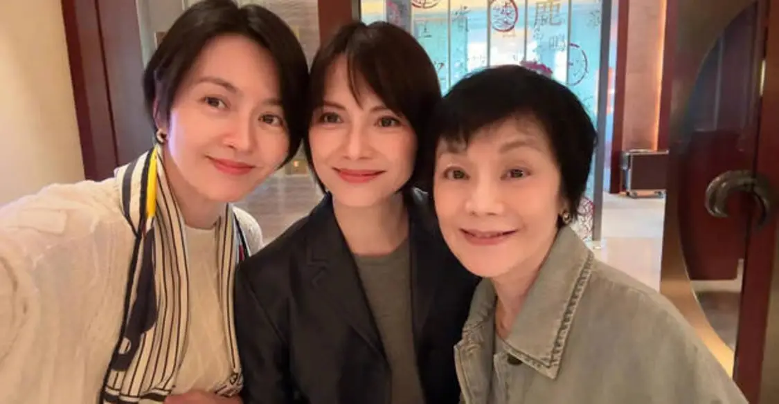 梁咏琪面露温柔笑容，气色很好。