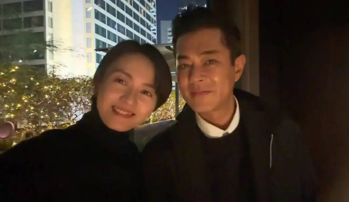 梁咏琪与古天乐同框合影，好友聚会心情格外愉悦。
