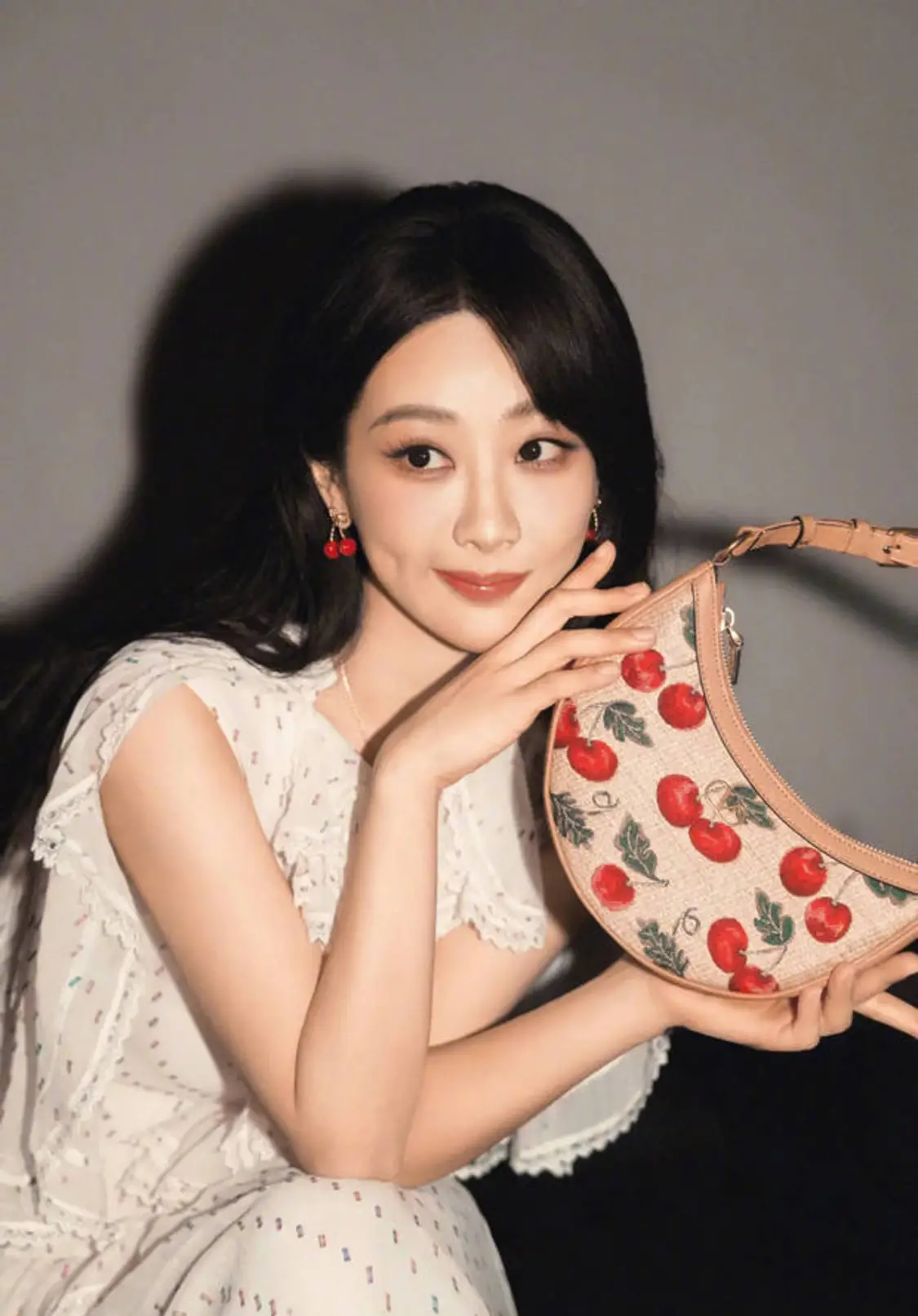 杨紫小酒窝迷人。