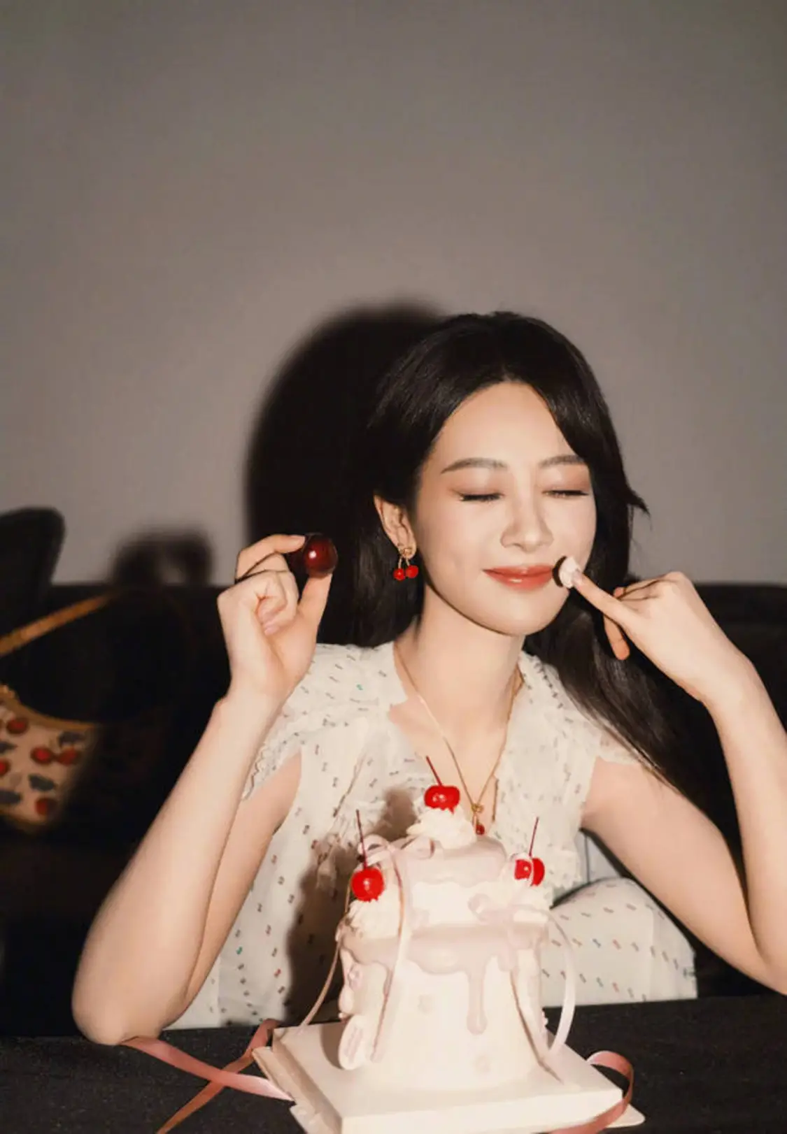 杨紫把蛋糕擦嘴边，俏皮可爱。