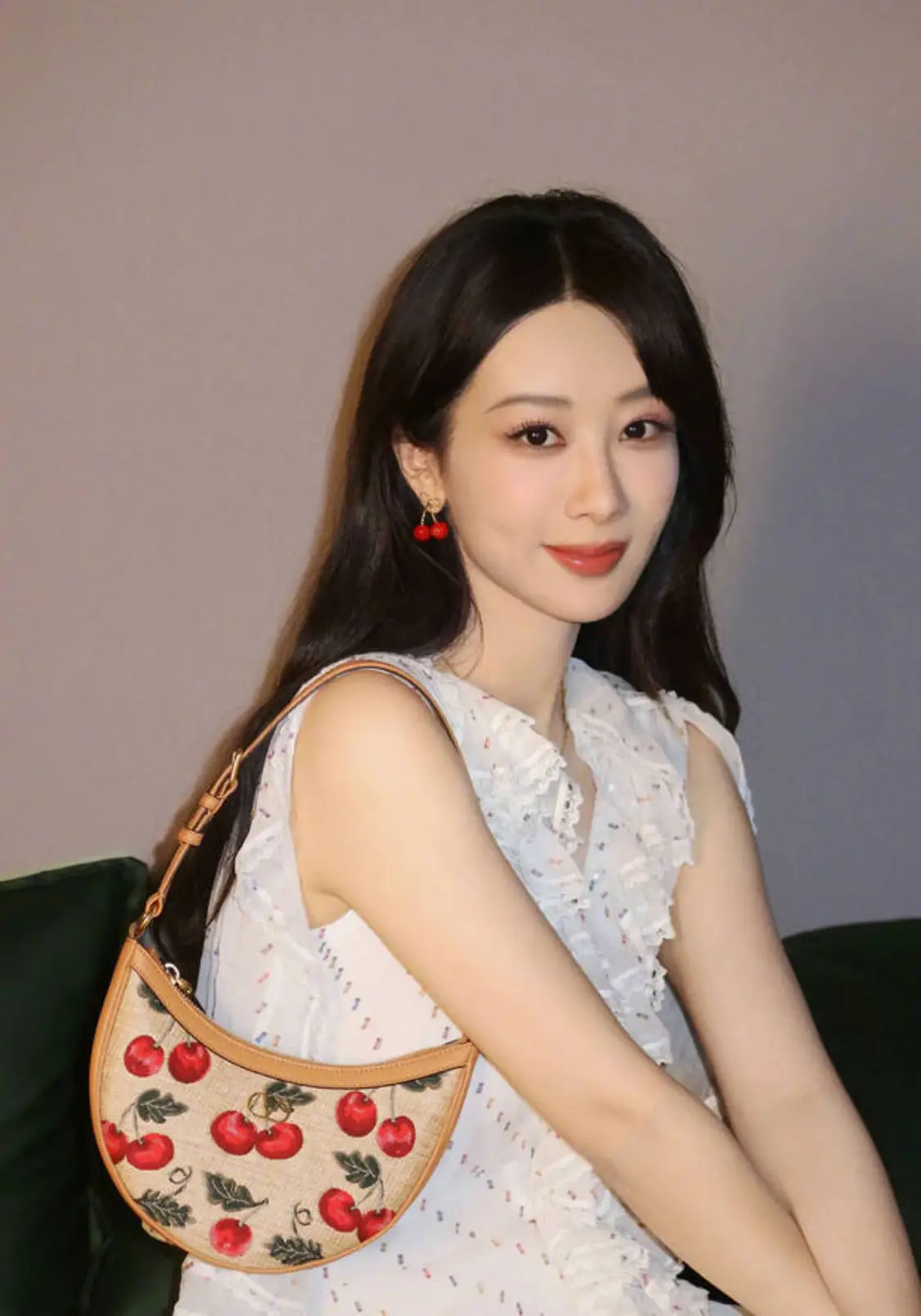 杨紫五官立体精致。