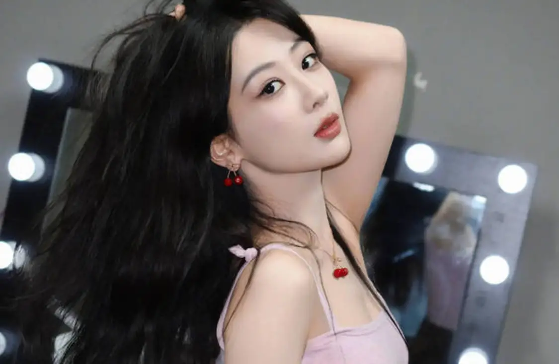 杨紫脖颈线条完美。