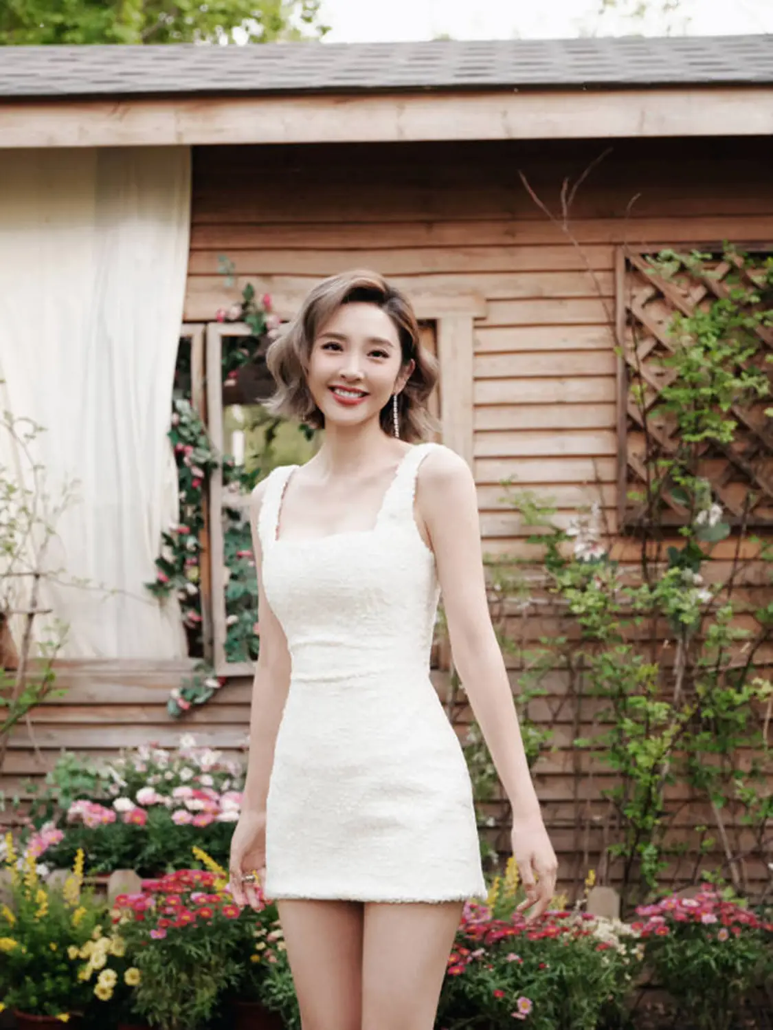 唐艺昕秒变花园里的活力少女，元气满满。