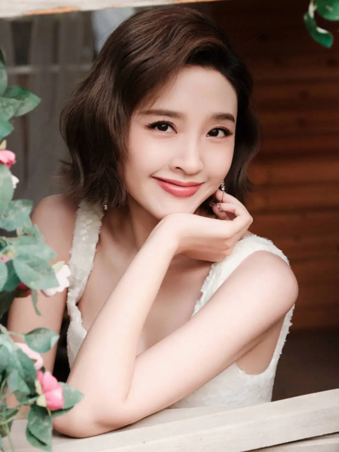 唐艺昕面露温柔笑容，眼神笑得像月牙儿。