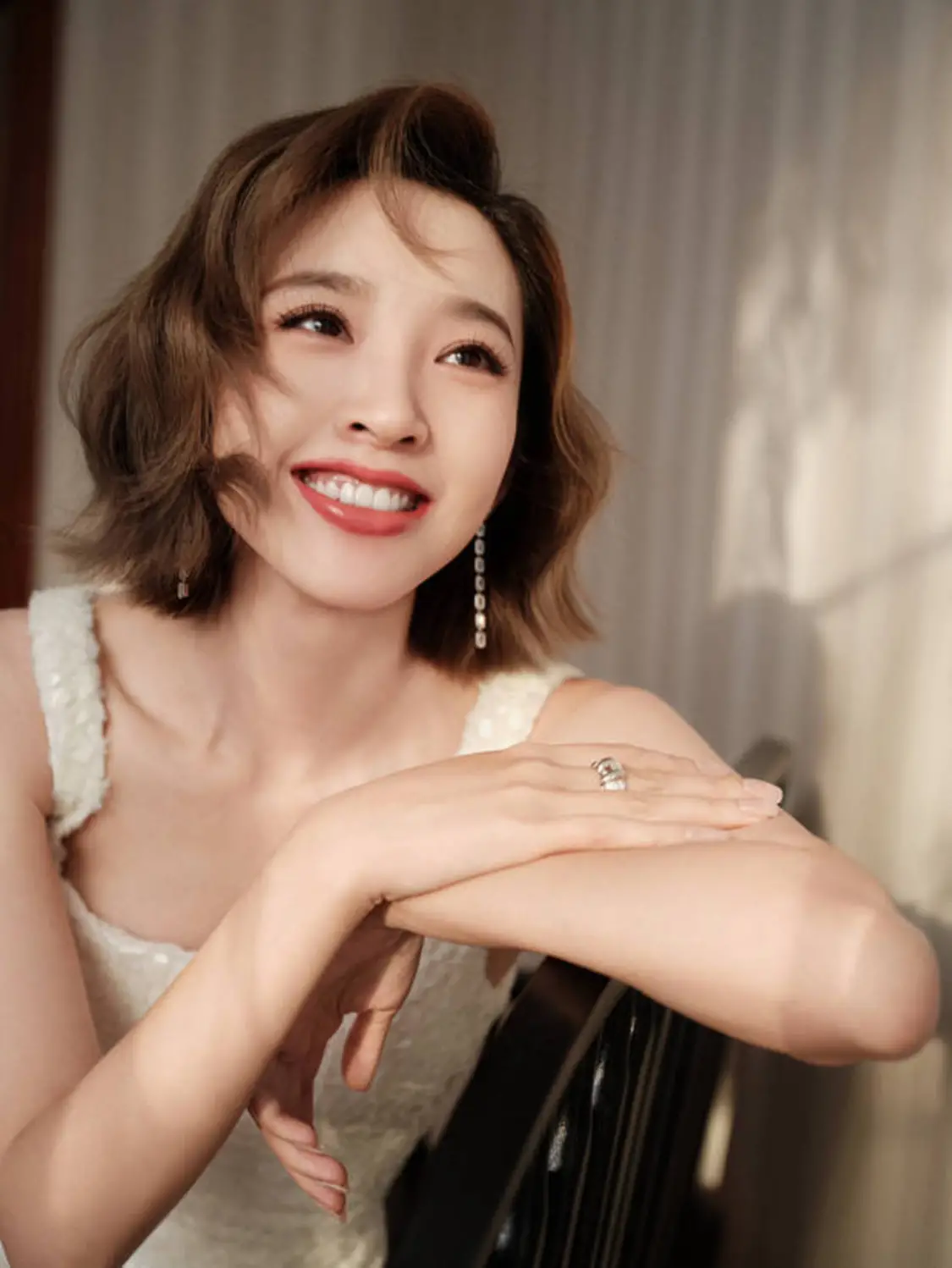 唐艺昕绽放甜美笑容，感染力十足。