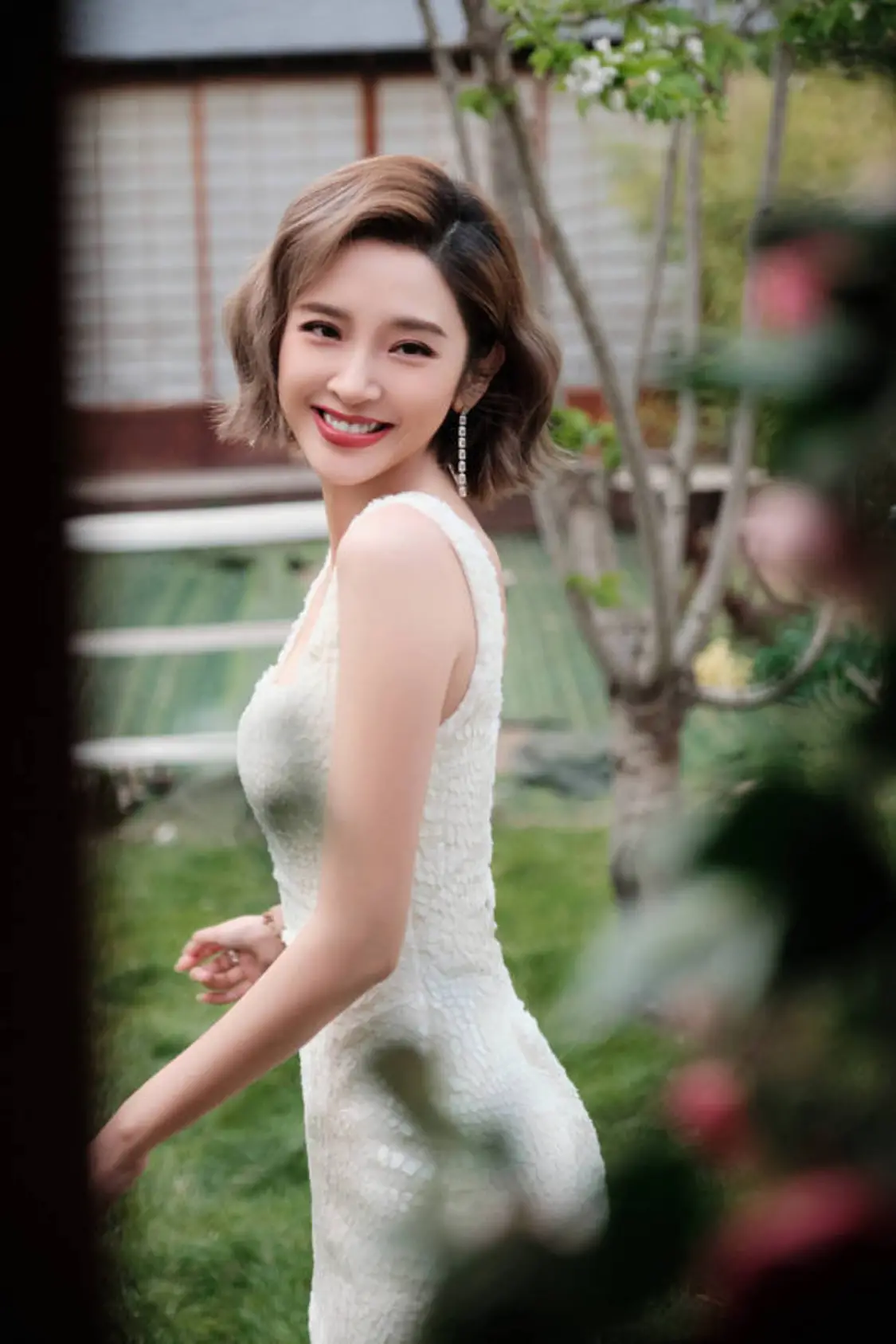 唐艺昕穿白色包臀裙秀曲线身材。