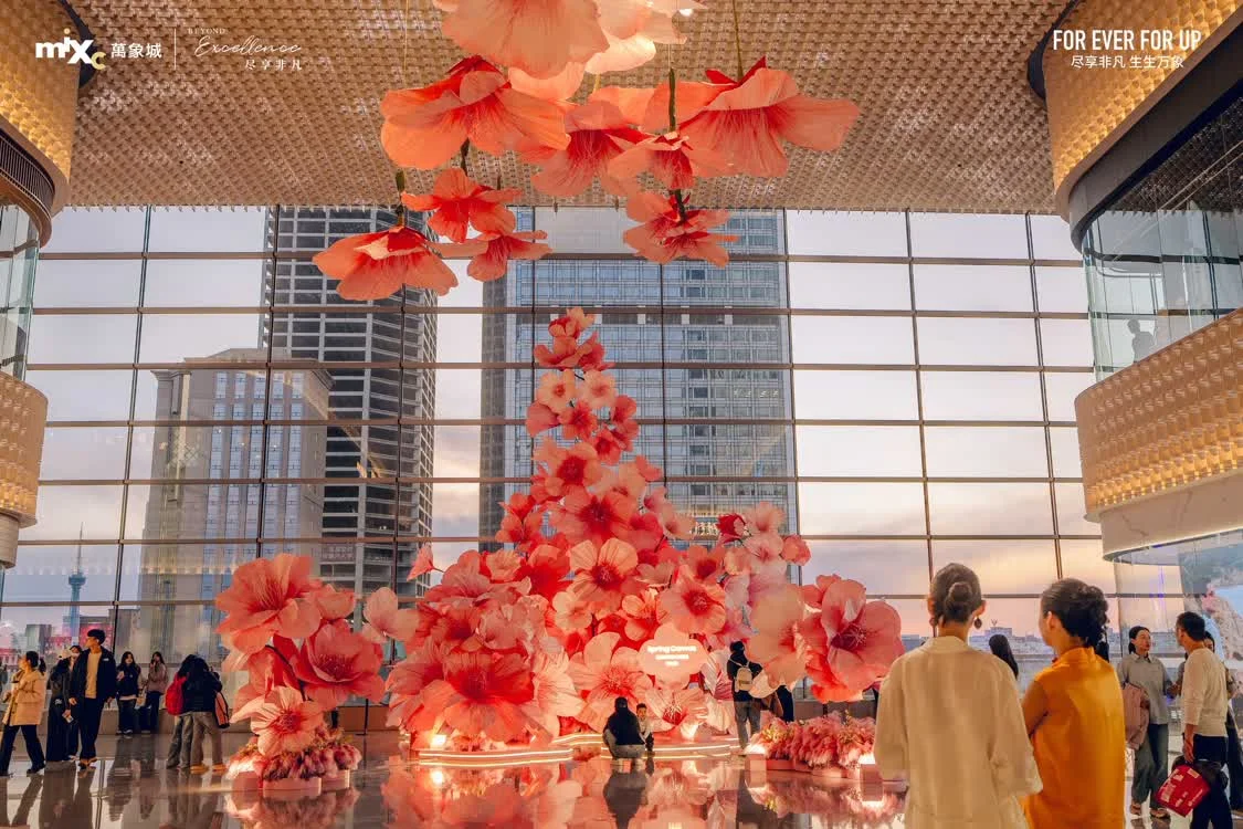 桃花雨纷飞 长春万象城用艺术“编织”城市春色