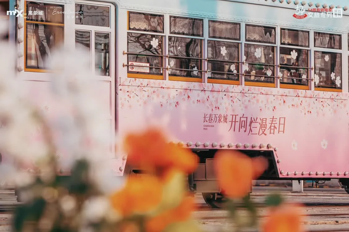桃花雨纷飞 长春万象城用艺术“编织”城市春色