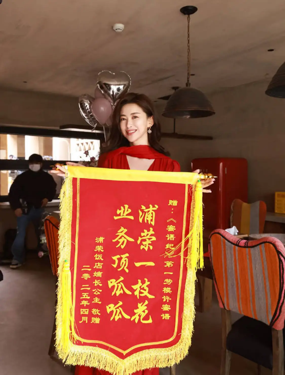 朱珠笑容灿烂。