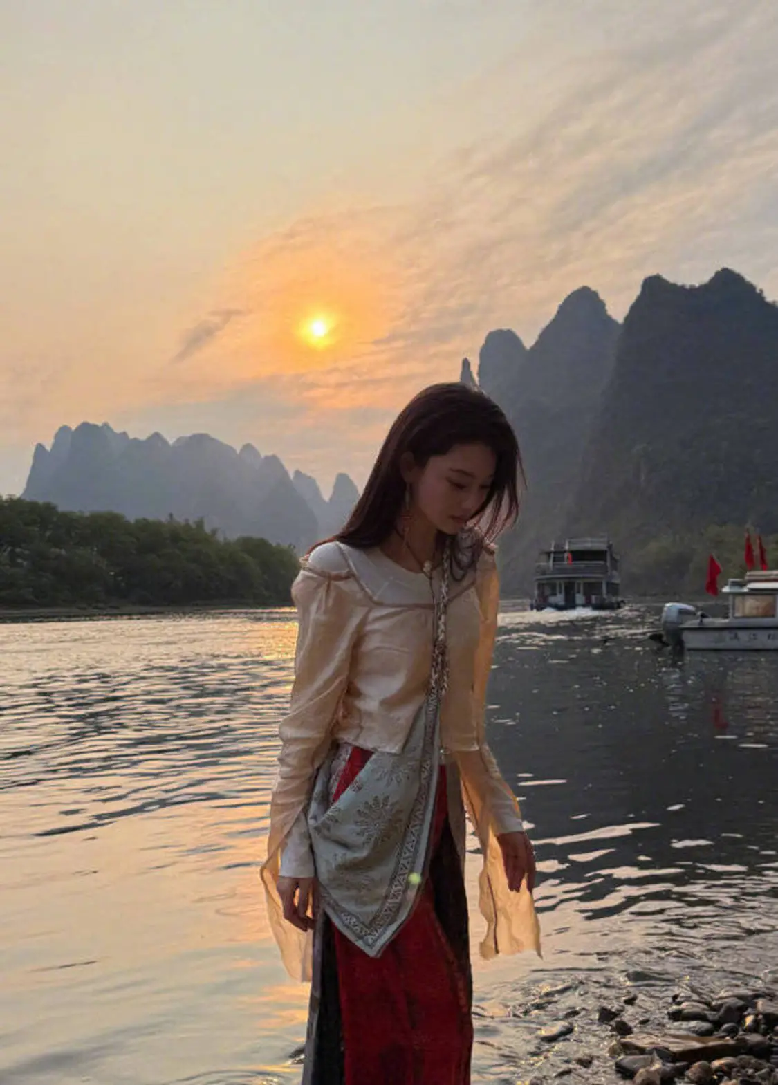 张馨予低头好美。