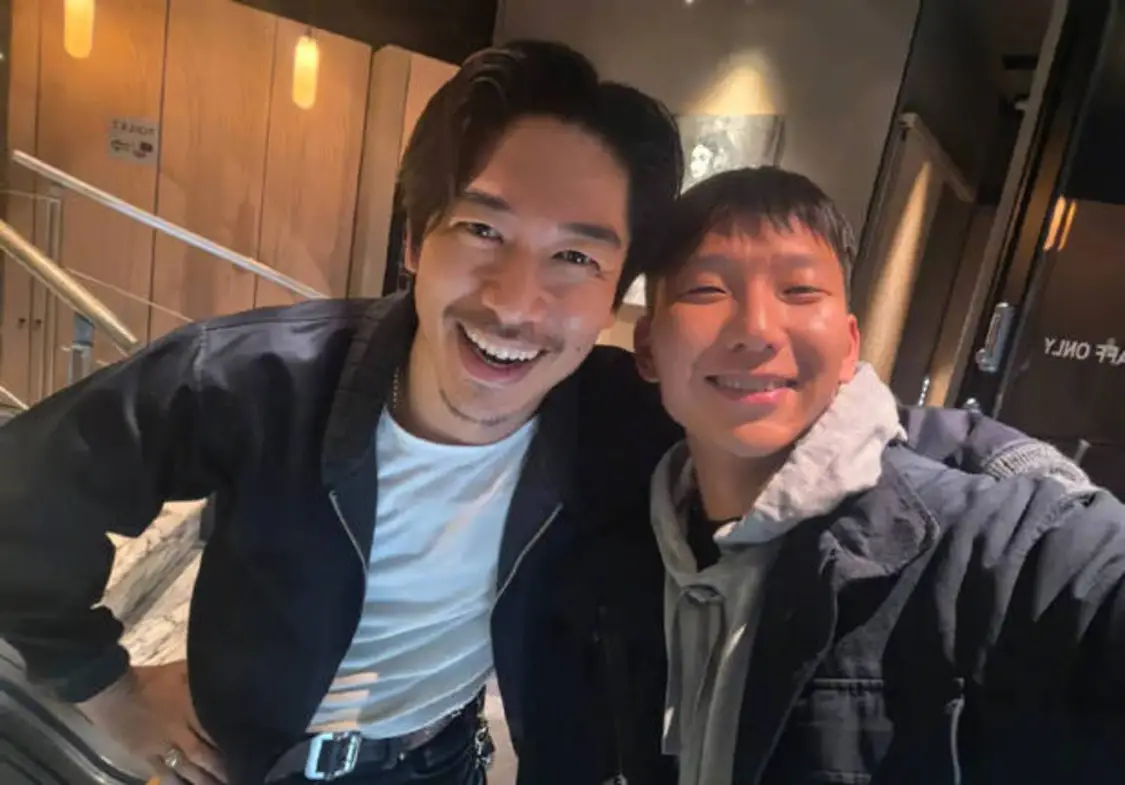 黑泽良平和阿如那笑容灿烂。
