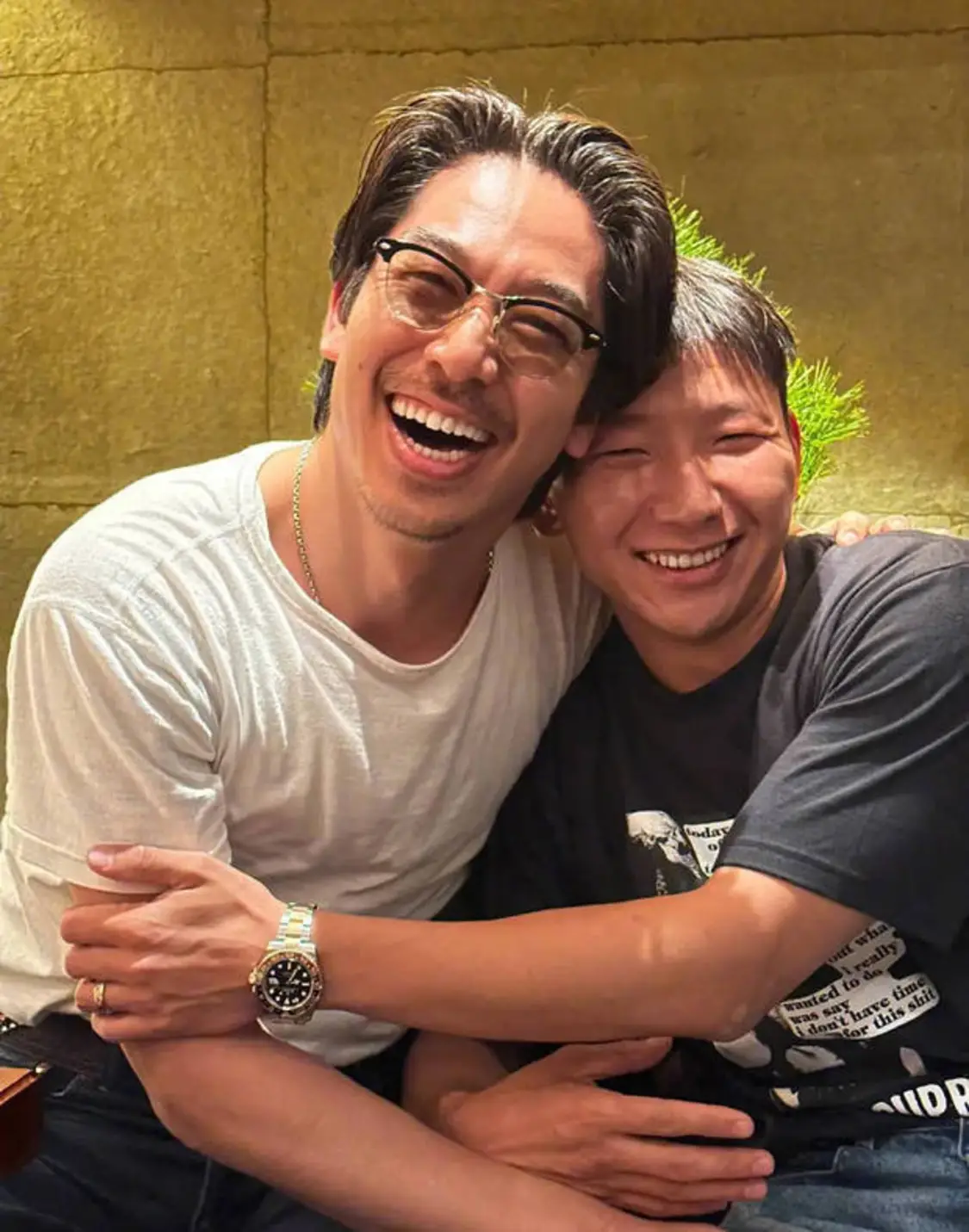黑泽良平和阿如那相互拥抱。