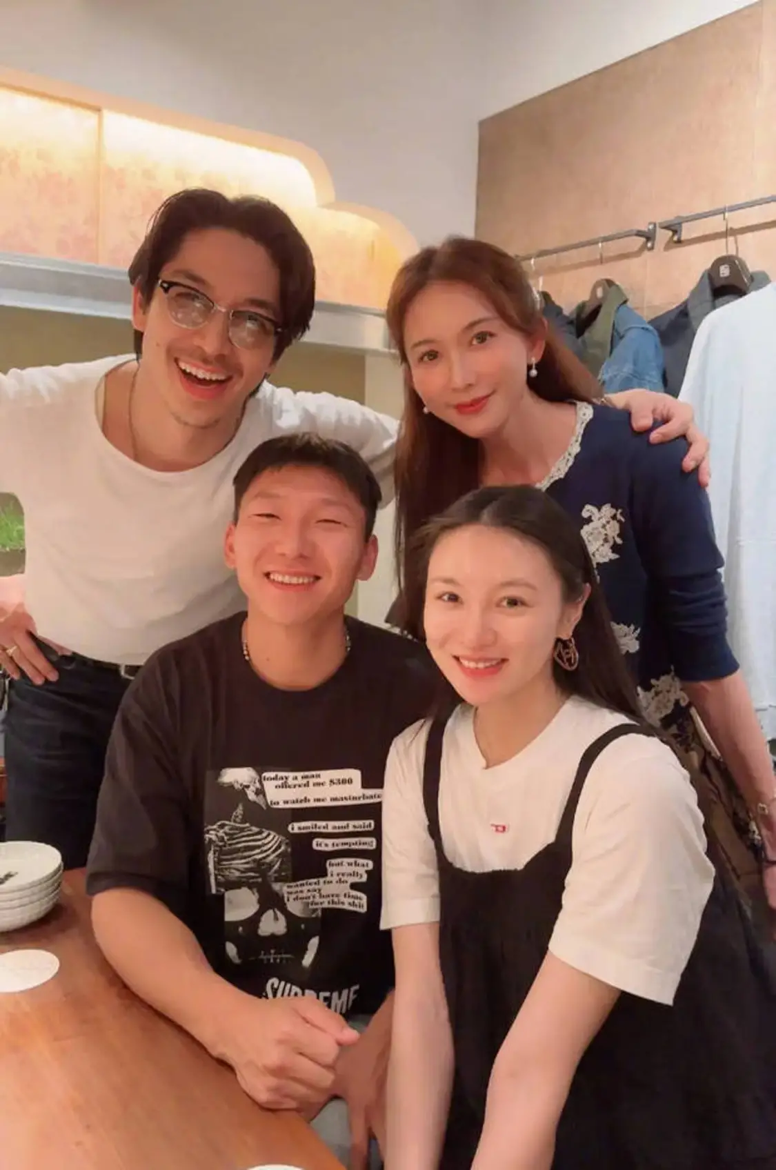 林志玲夫妇和阿如那夫妇开心合影。