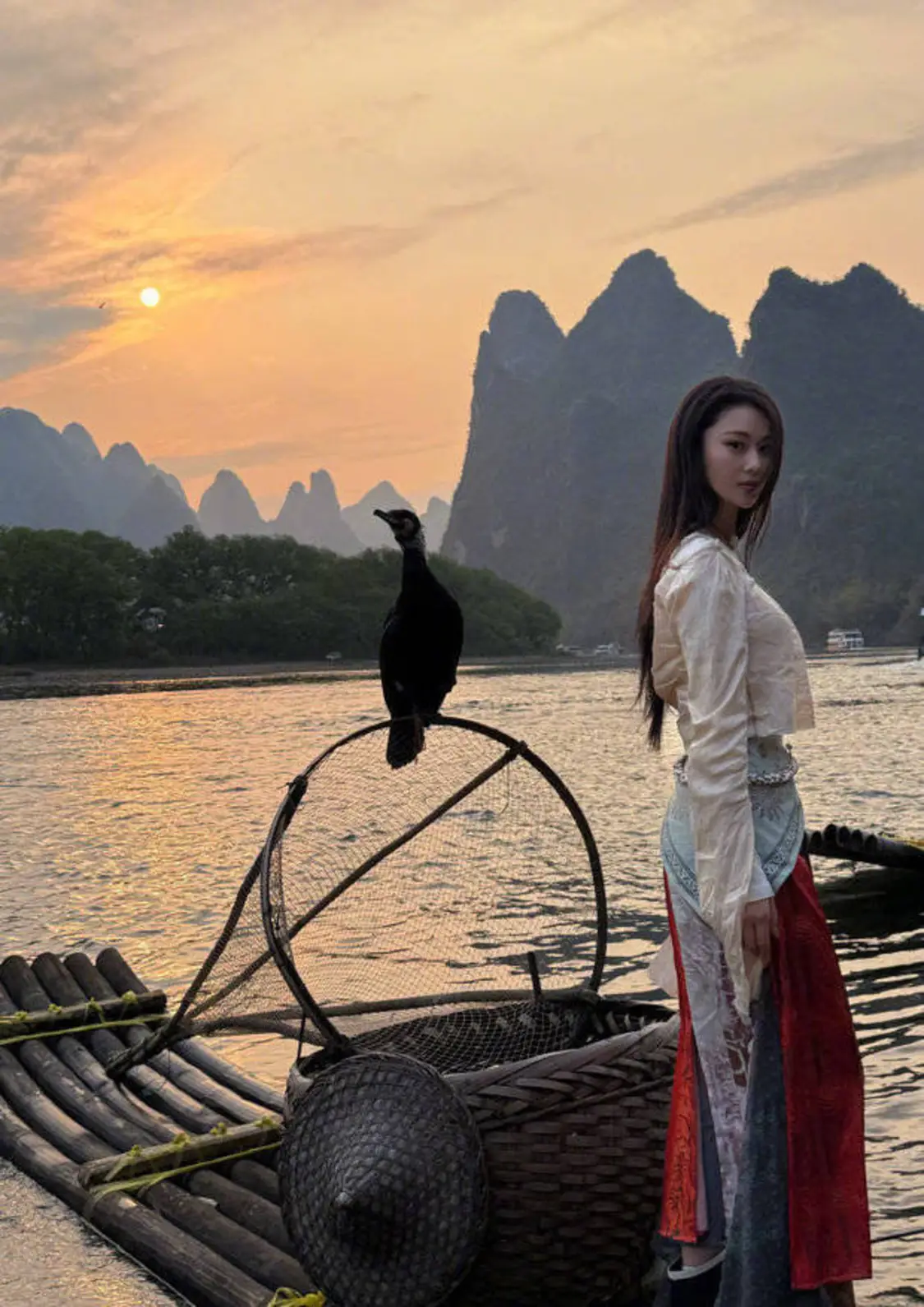 张馨予侧颜绝美。