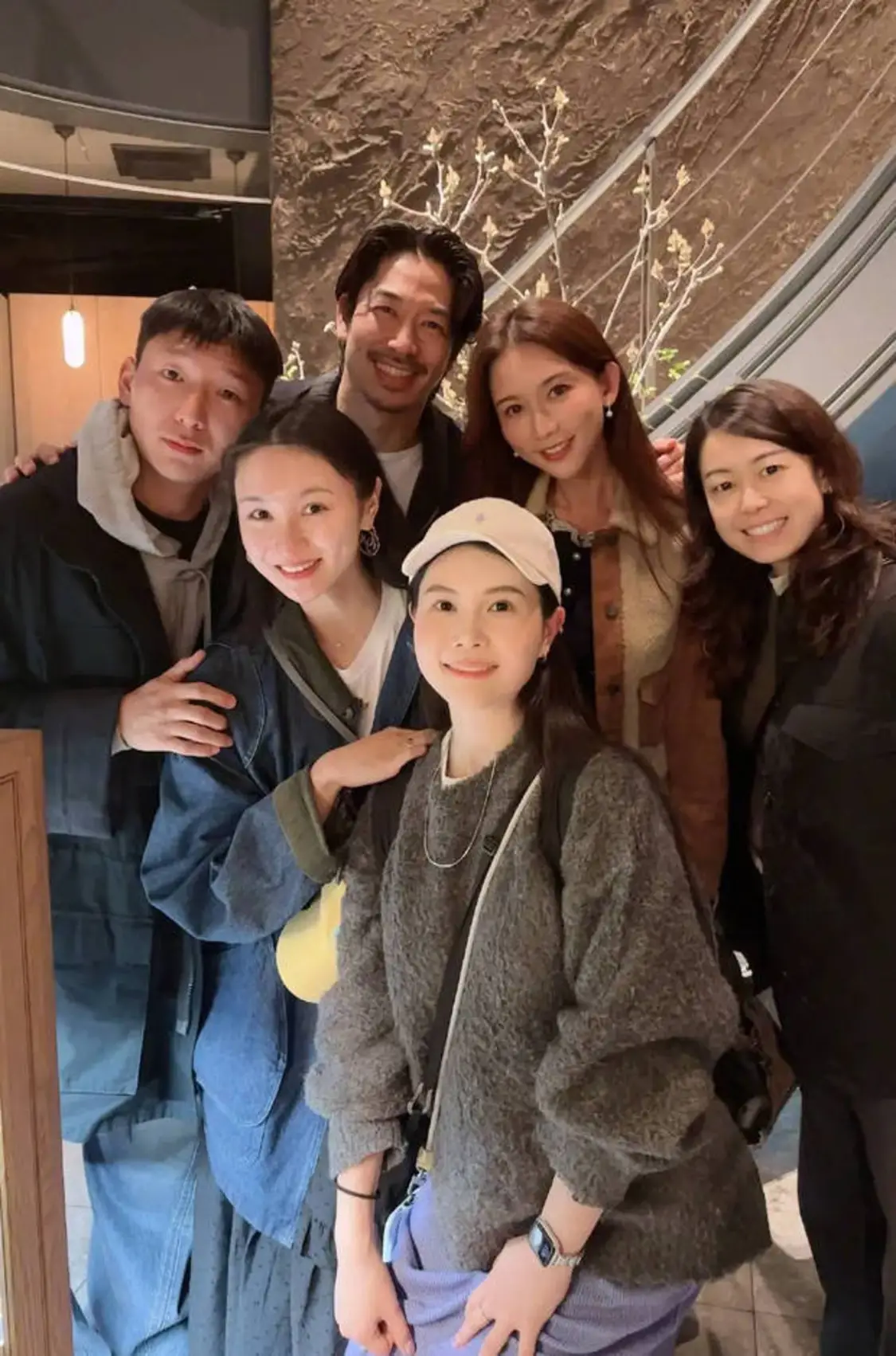 搜狐娱乐讯 4月15日，黑泽良平和阿如那在个人社交账号晒照，透露二人近期携妻子一起聚会。