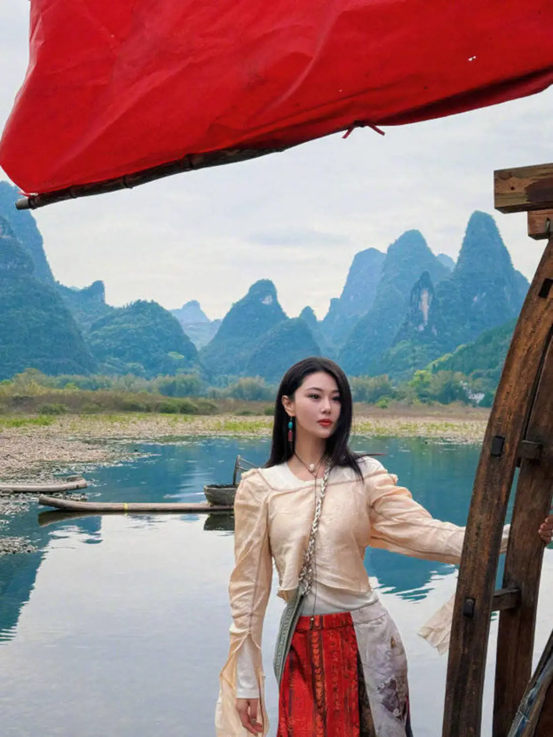 张馨予五官精致立体。