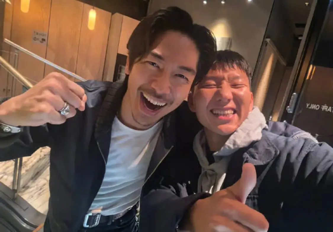 黑泽良平和阿如那开心自拍。