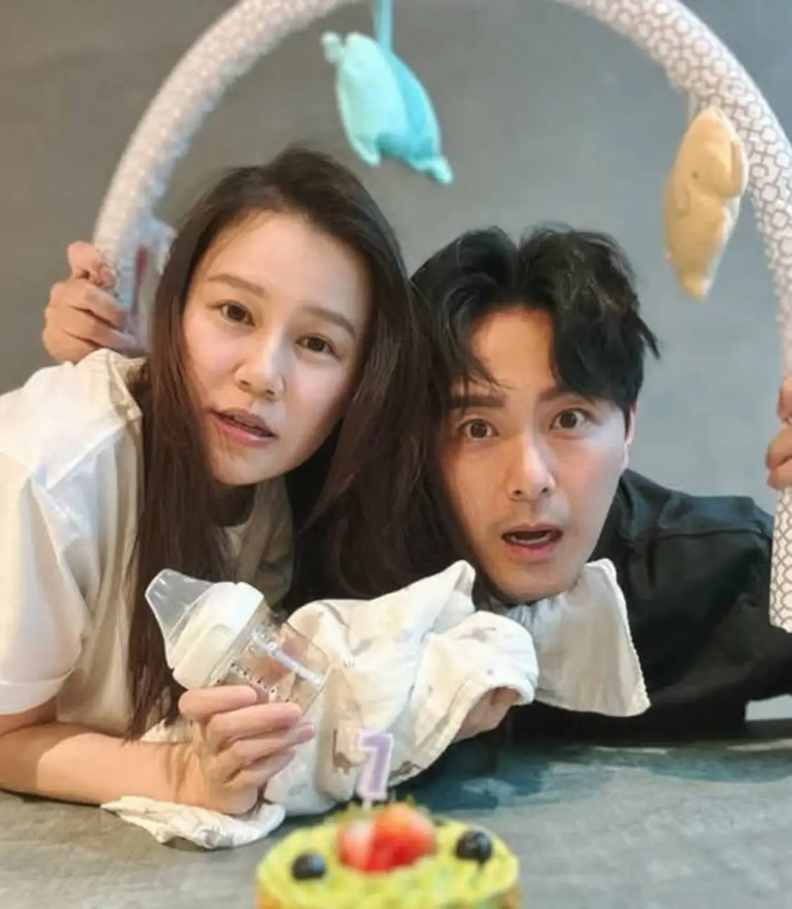 萧正楠与老婆黄翠如同框合影。