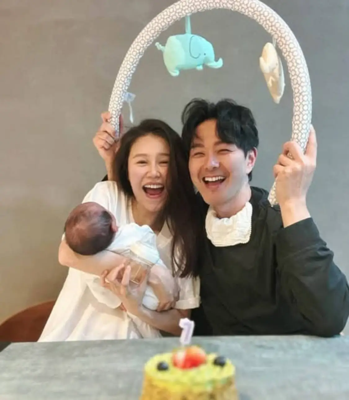 搜狐娱乐讯 23日，黄翠如在社交平台上晒出一家三口照片，庆祝儿子“萧哈哈”满月，同时也庆祝自己和老公萧正楠结婚7周年。