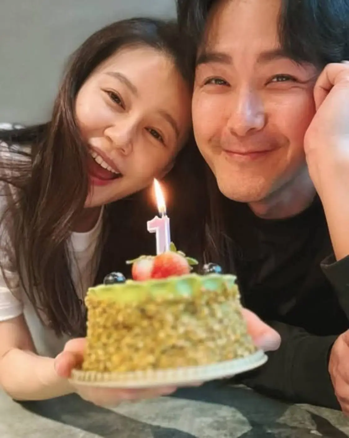 夫妻俩笑容甜蜜，感情恩爱又幸福。