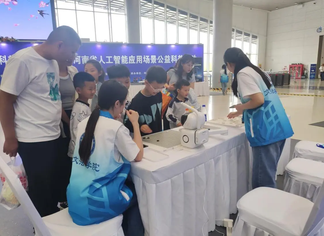 小学教育专业学生在科技馆现场开展科普小课堂