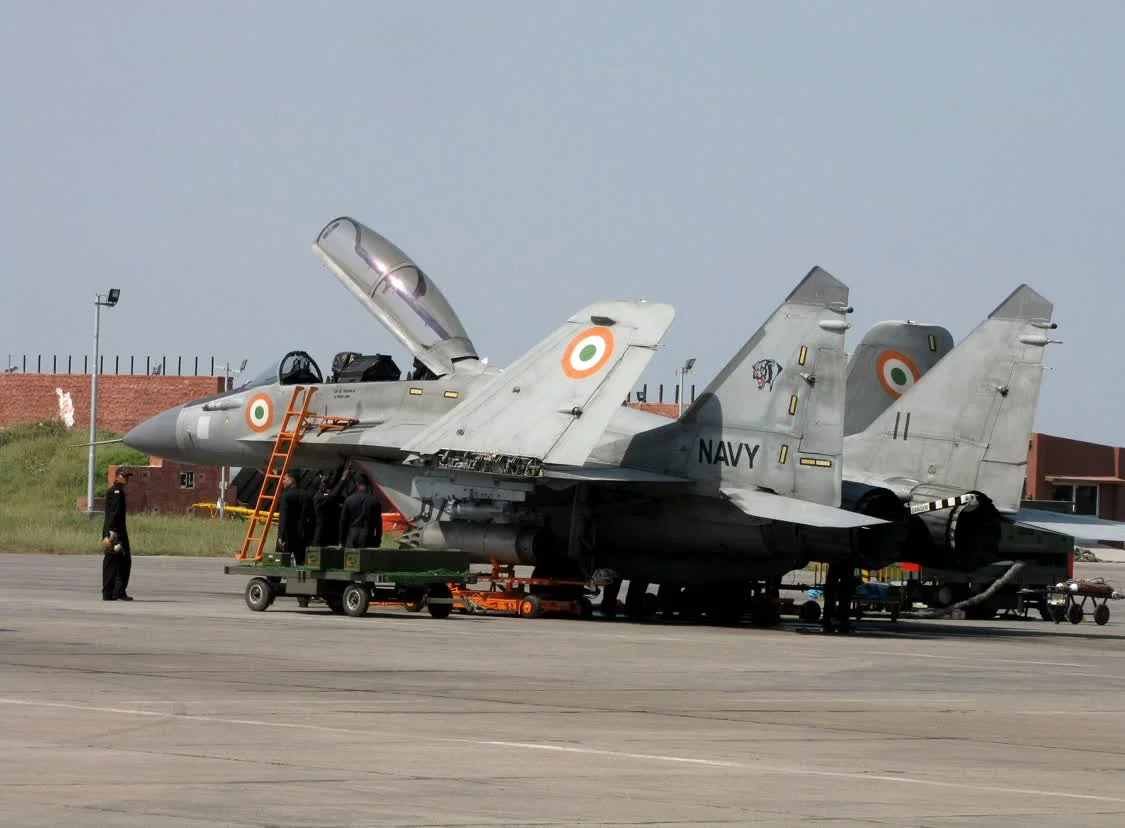 印度航母搭载的米格29K所挂载的Kh35反舰导弹和R77空空导弹对于巴基斯坦海军部分装备能构成较大威胁。（印度海军装备的米格-29K/KUB舰载战斗机）