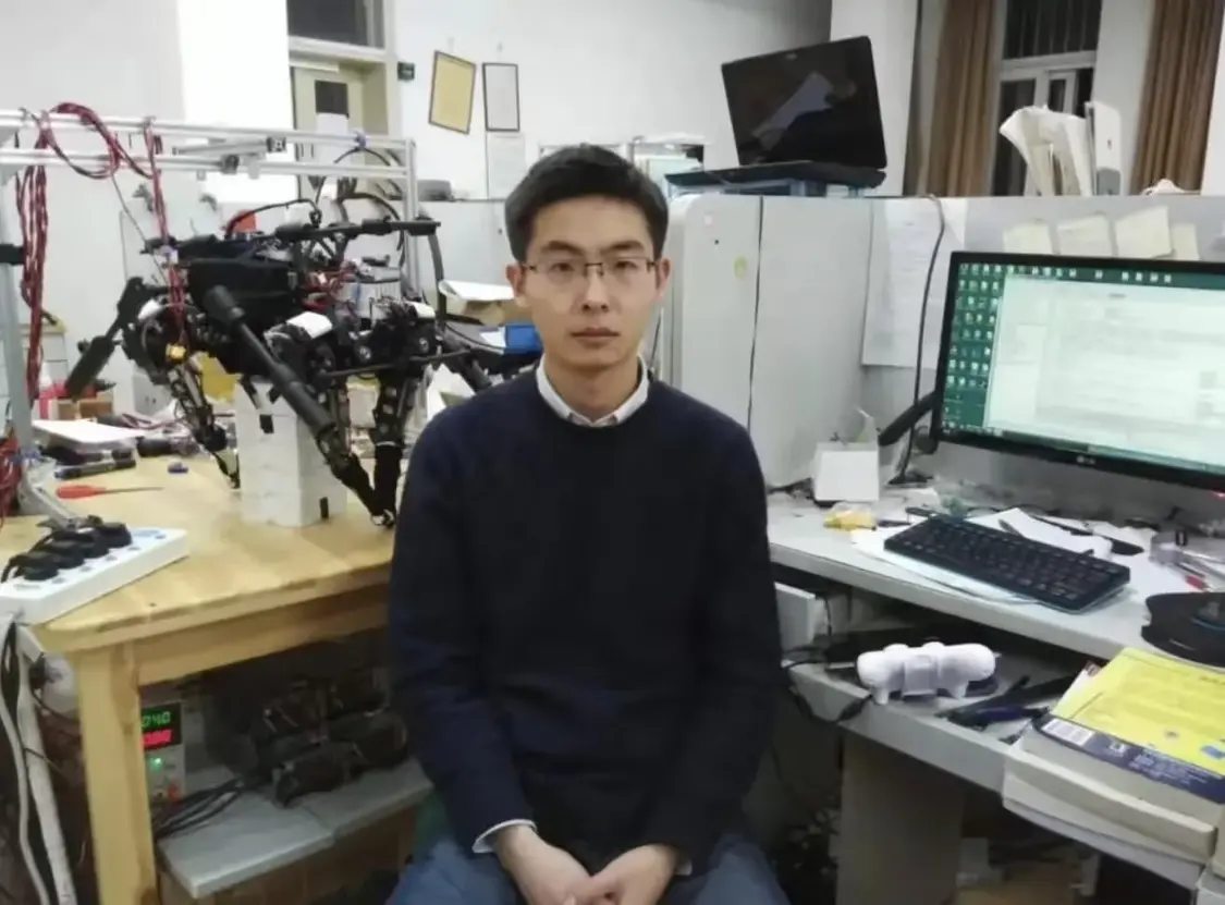 上海大学读研期间的王兴兴在实验室，图源宇树科技