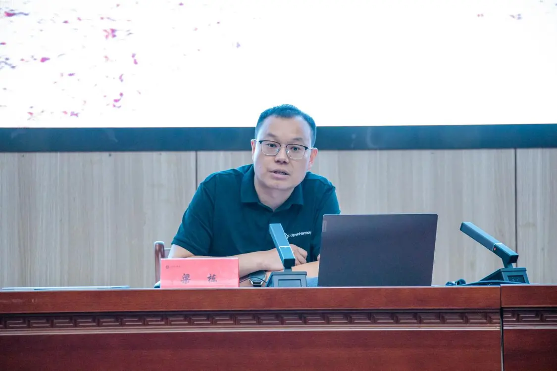 党建红熔铸科技魂!长江职业学院秀海“科技大讲堂”开讲