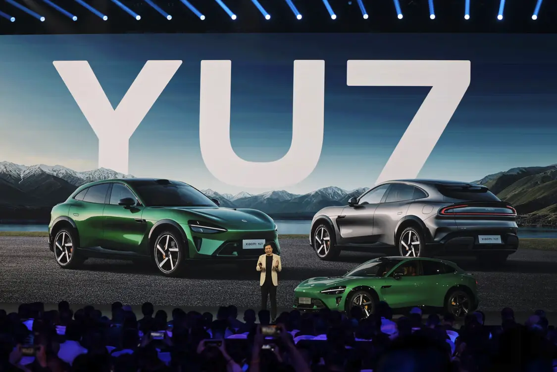 雷军发布小米YU7