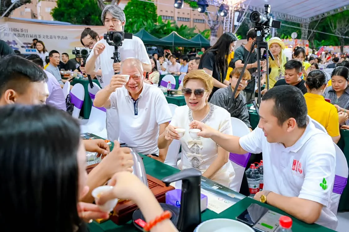图：今大福生态茶业董事长黄悦开女士（中）现场品茗“森林班章”